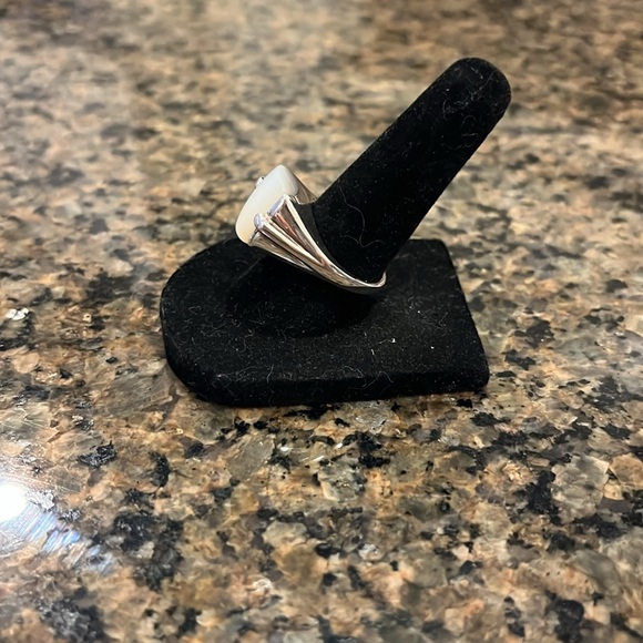 Sterling Silver and Mother of Pearl Ring - Picture 2 of 4